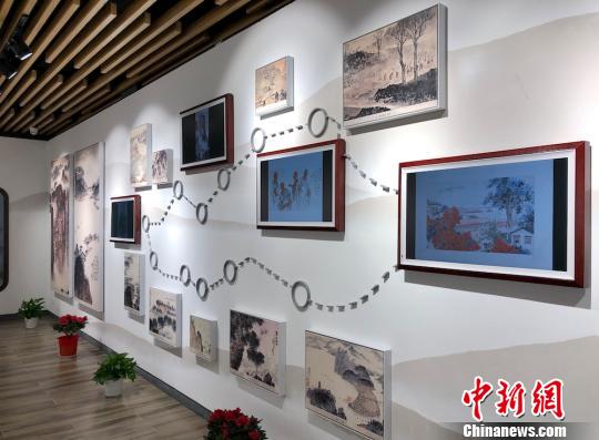 錢松喦藝術館科技感十足,，通過顯示屏,，將其畫作進行展示?！O權 攝