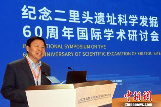 許宏研究員主持紀念二里頭遺址科學發(fā)掘60周年國際學術(shù)研討會,?！O自法 攝
