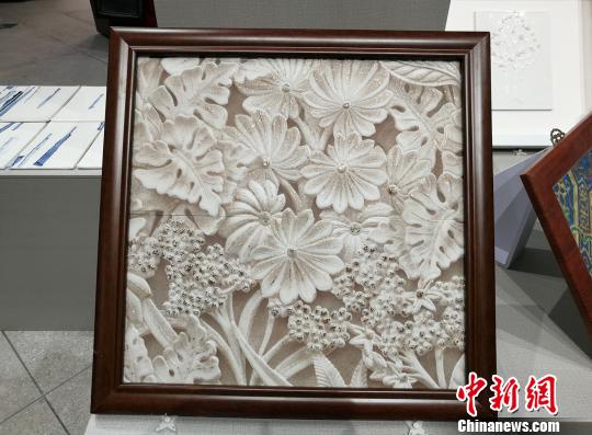 展出的手工瓷磚設(shè)計作品,。　程景偉 攝
