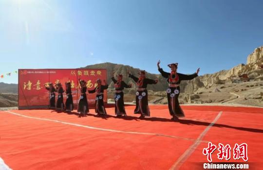 圖為在古格王朝遺址腳下,，當地民眾載歌載舞迎接詩歌節(jié),。活動方供圖