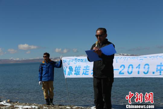 圖為團隊成員在瑪旁雍錯湖邊讀詩,。活動方供圖