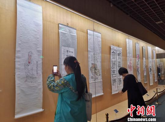 圖為觀眾走進濰坊市博物館，參觀齊白石百幅書畫作品展,?！≮w曉 攝