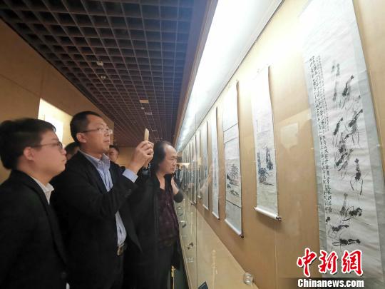 此次展覽較為全面地呈現(xiàn)了齊白石在不同創(chuàng)作階段的藝術特點,?！≮w曉 攝