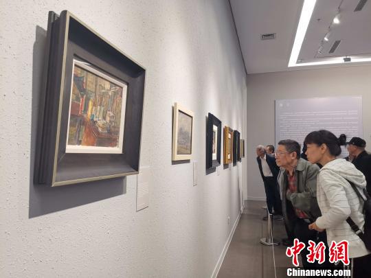 “百年油畫的軌跡——大都美術館油畫藏品展”20日在濰坊開幕,。　趙曉 攝