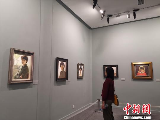 圖為觀眾參觀，“時代的印記——靳尚誼油畫與素描作品展”,?！≮w曉 攝
