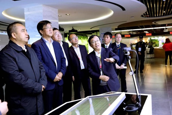 圖為民盟中央農(nóng)業(yè)委員會委員,、楊凌示范區(qū)科技創(chuàng)新和轉(zhuǎn)化推廣局副局長、楊凌示范區(qū)科創(chuàng)中心（楊凌大學科技園）建設(shè)領(lǐng)導小組辦公室常務(wù)副主任王博文（右一）向前來參觀的新疆維吾爾自治區(qū)黨委常委,、副主席艾爾肯?吐尼亞孜一行介紹情況,。