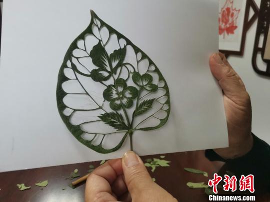圖為,，都婉莉創(chuàng)作的作品“蝶戀花”?！O宏瑗 攝
