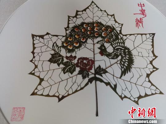 圖為,，都婉莉創(chuàng)作的拼色葉雕作品,。　孫宏瑗 攝