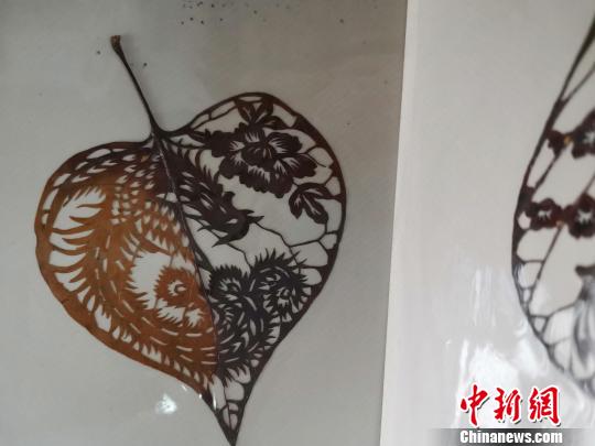圖為，都婉莉創(chuàng)作的變色葉雕作品,。　孫宏瑗 攝