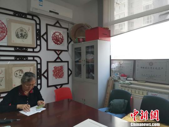 圖為,，都婉莉正在其工作室進行創(chuàng)作?！O宏瑗 攝
