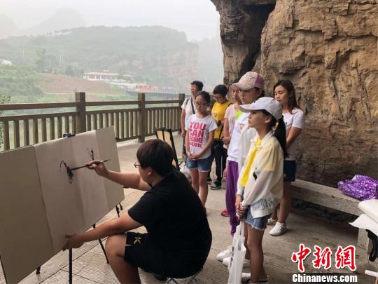 畫(huà)家在興隆寫(xiě)生 張桂芹 攝