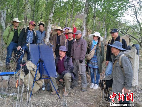 畫(huà)家在興隆寫(xiě)生 張桂芹 攝