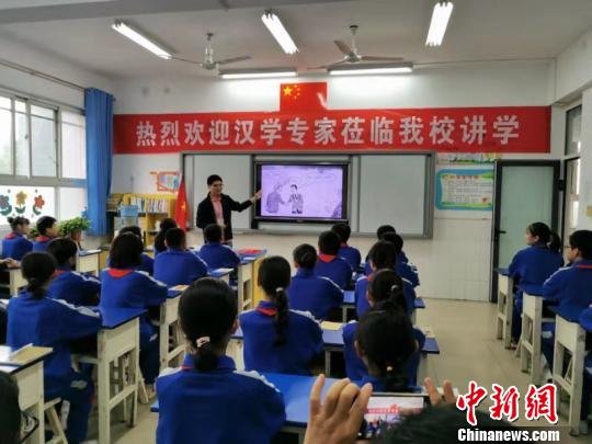 中外漢學(xué)家進校園：講漢字故事展?jié)h字魅力