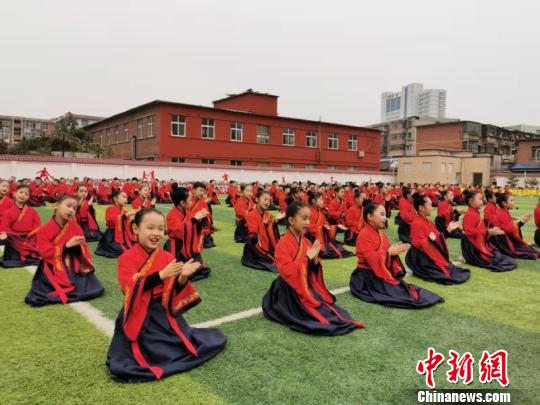 圖為學(xué)生們展演中國傳統(tǒng)文化,?！畲笥?攝