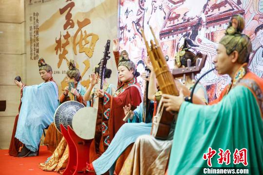 圖為中央民族樂(lè)團(tuán)演奏家用敦煌復(fù)原樂(lè)器演奏了《玄奘西行》片段《極樂(lè)》?！＄娦?攝