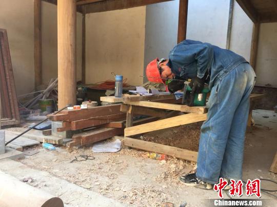 工人們正在修繕中,。(吳蘭/攝) 吳蘭 攝
