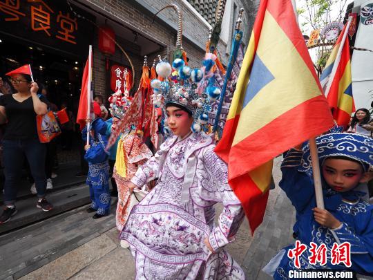 廣州荔灣,，粵劇小演員進(jìn)行粵劇快閃表演?！】滦≤?攝