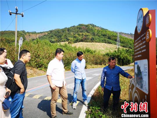 長三角高校學(xué)者走訪良渚古城遺址周圍村落?！堨蠚g 攝
