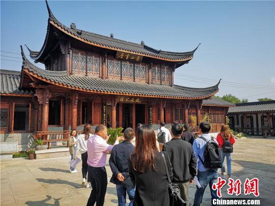 長三角高校學(xué)者走訪良渚古城遺址周圍村落?！堨蠚g 攝