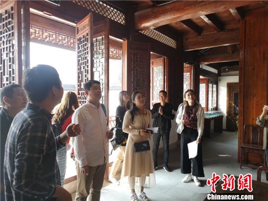 長三角高校學(xué)者走訪良渚古城遺址周圍村落,。　張煜歡 攝