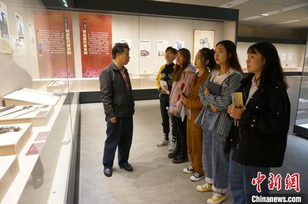 桂林博物館館長唐春松與高校學(xué)生分享革命文物故事,。　歐惠蘭 攝