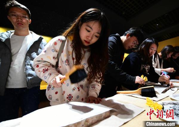 圖為參觀者體驗(yàn)制作巖畫(huà)拓片,?！埇| 攝