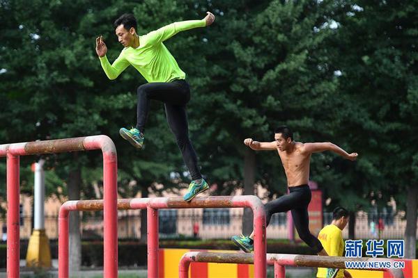 8  這是八一軍事五項隊男隊員在進(jìn)行500米障礙跑訓(xùn)練（2019年6月28日攝）,。新華社記者熊琦攝
