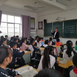 立定三尺講臺,，扎根農(nóng)村教育