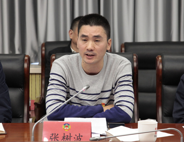參加望壇棚改項目工作的機關黨員干部張樹波在會上發(fā)言