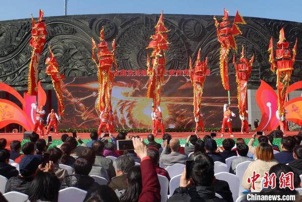 圖為雜技《舞中幡》,?！〉杂鸺?攝