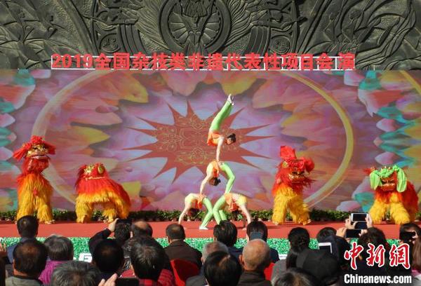 圖為開幕式現(xiàn)場(chǎng)的雜技表演,?！〉杂鸺?攝