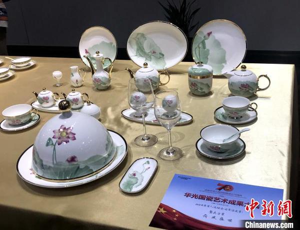 淄博華光國瓷科技文化有限公司此次在現(xiàn)場展出15套約100件精品陶瓷,。　張鈺 攝
