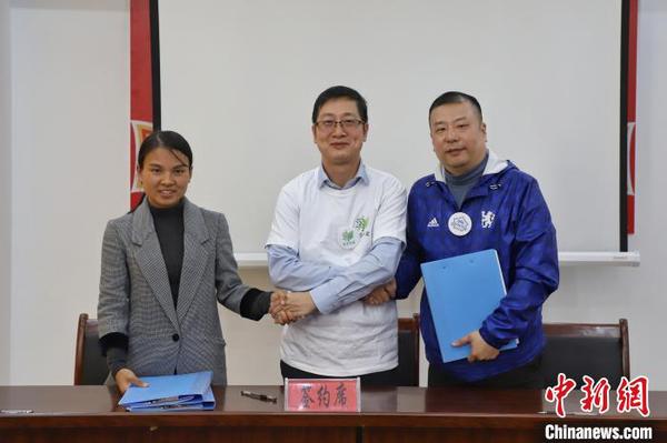 圖為“兒童圖書館”簽約儀式,?！■暮陚?攝