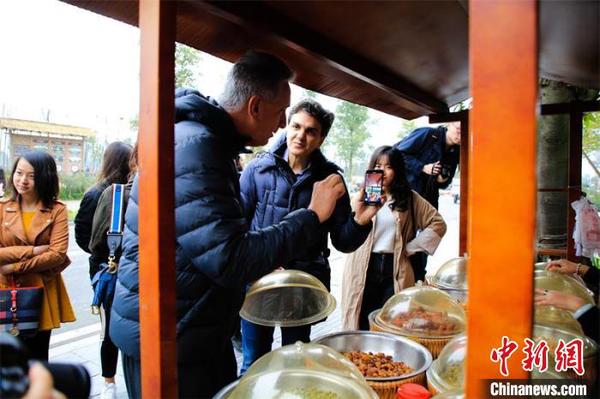 品嘗美食,。　蔡延 攝