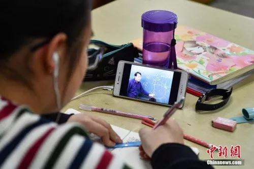 資料圖：昆明中小學(xué)生在圖書館自習(xí)室內(nèi)寫作業(yè),。<a target='_blank' href='http://www.chinanews.com/'>中新社</a>記者 任東 攝