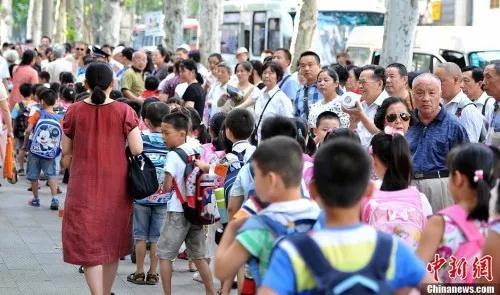 資料圖：學(xué)校門口,，家長(zhǎng)接孩子 <a target='_blank' href='http://www.chinanews.com/'>中新社</a>發(fā) 張暢 攝