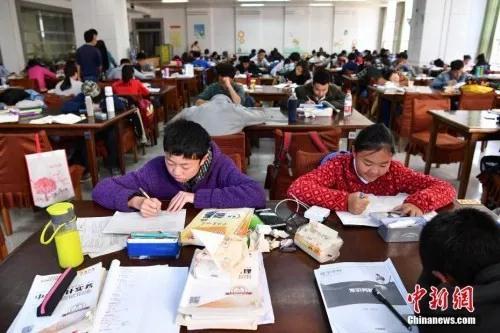 資料圖：昆明中小學(xué)生在圖書(shū)館自習(xí)室內(nèi)寫(xiě)作業(yè)。<a target='_blank' href='http://www.chinanews.com/'>中新社</a>記者 任東 攝