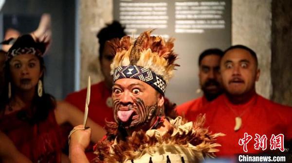 “TukuIho生生不息”毛利文化展上,，毛利戰(zhàn)士表演戰(zhàn)舞?！〗饤?攝