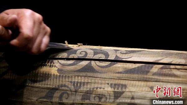 “TukuIho生生不息”毛利文化展上,，毛利木匠雕刻木雕?！〗饤?攝