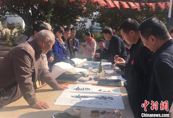 圖為文人書寫“美麗鄉(xiāng)村”,。　鐘欣 攝