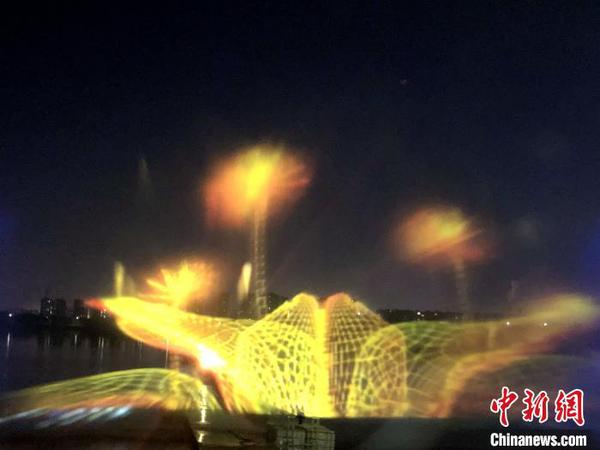 各色圖案絢麗奪目,。　趙桂華 攝
