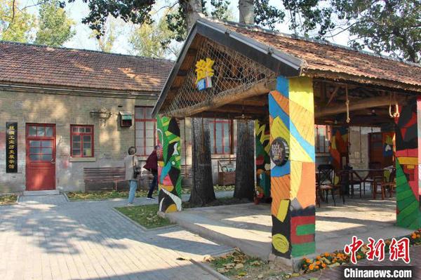 圖為“絲路綢語(yǔ)”文化創(chuàng)意園內(nèi)建有絲綢工業(yè)歷史展示館,?！≮w曉 攝