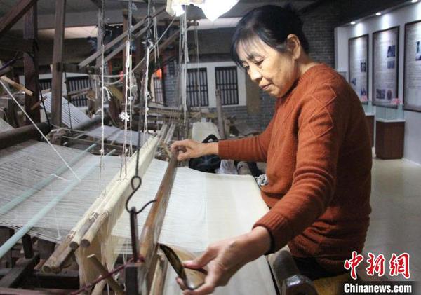 圖為工人在使用手工木織機(jī)加工傳統(tǒng)柳疃絲綢,?！≮w曉 攝