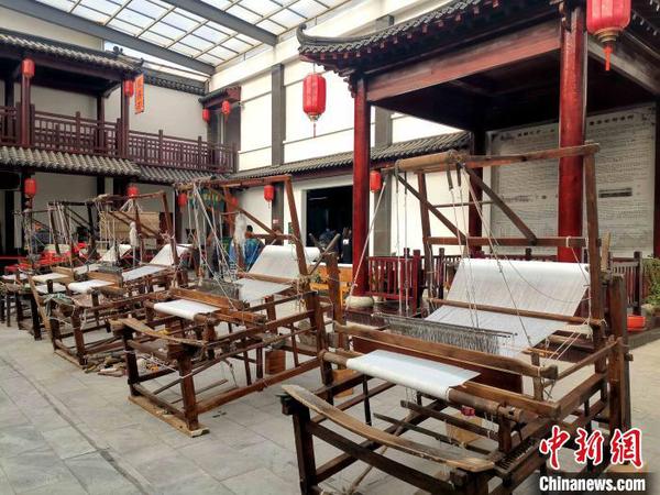 圖為中國(guó)柳疃絲綢文化博物館內(nèi)展出手工木織機(jī),。　趙曉 攝
