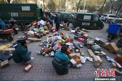 資料圖：雙十一臨近，快遞員也忙碌起來,。 <a target='_blank' href='http://www.chinanews.com/'>中新社</a>記者 張云 攝