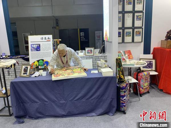 繆惠新現(xiàn)場作畫,。供圖