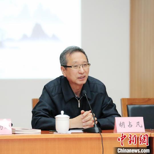 中國文聯(lián)副主席胡占凡發(fā)言,?！×_曼 攝
