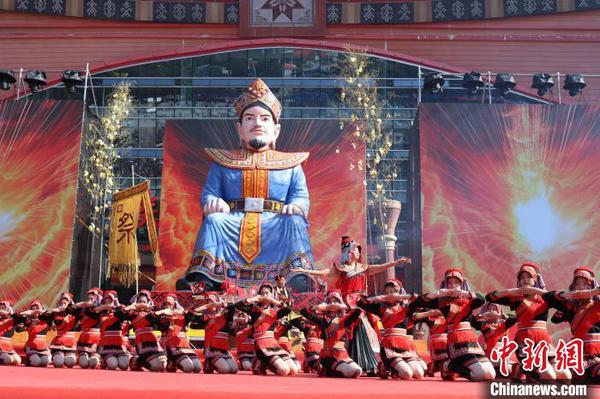 圖為瑤族原生態(tài)歌舞表演,?！￡惽锵?攝
