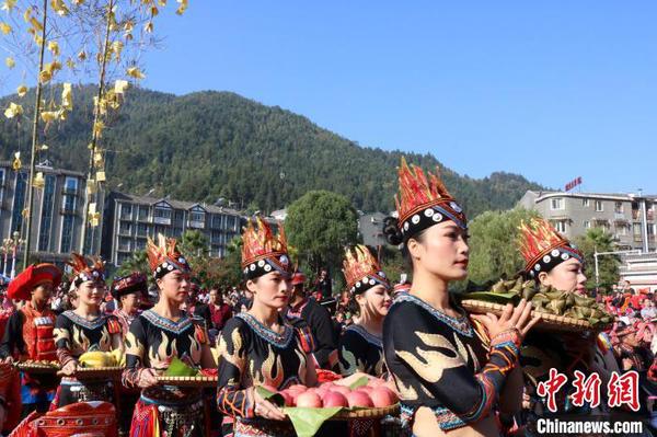 圖為祭祀盤王儀式現(xiàn)場(chǎng)?！￡惽锵?攝
