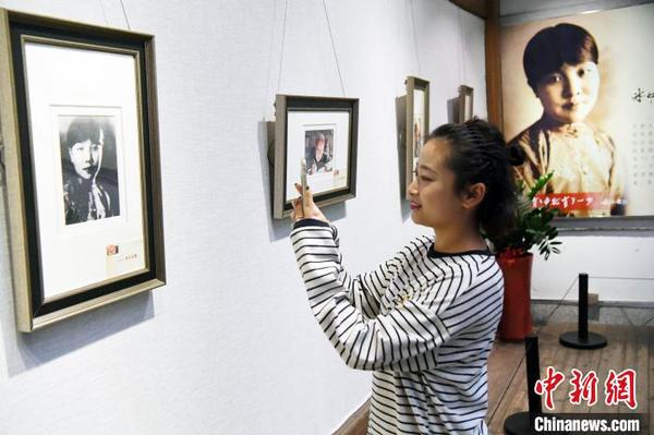 展出的冰心青年時(shí)期黑白老照片吸睛,。　記者劉可耕 攝